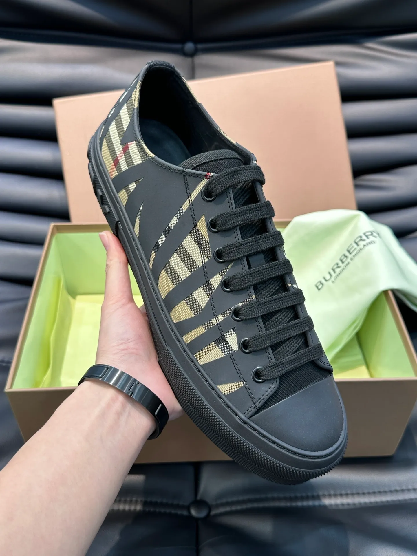 Men's shoes 💰400▫️B's men's classic low-top sneakers are reinterpreted in Vintage plaid cotton material and decorated with a new brand logo. First-layer cowhide lining, embossed Burberry logo on the heel, and original TPU outsole! Size: 38-44 (45 46 customized)